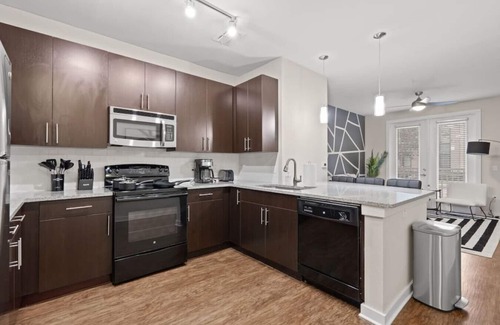 Courier City - Oscawana Apartment | Pool - Gym - FREE parking - Luxury king suite - 8