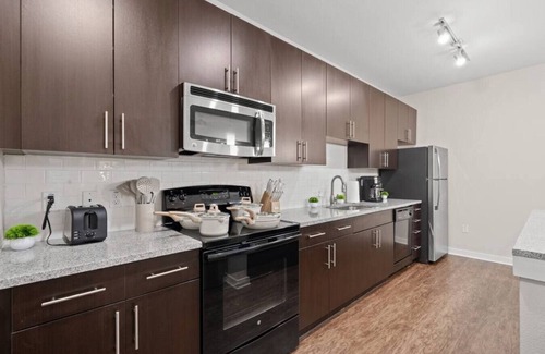 Courier City - Oscawana Apartment | Pool - Gym - FREE parking - Luxury king suite - A