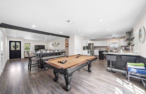 Garden Oaks House | Pool Home Nr Heights, DT | Games WiFi | BBQ Yard
