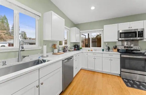 Grants Pass House | Pool/Hot Tub/75 inch TV/1000mbps/Brand New