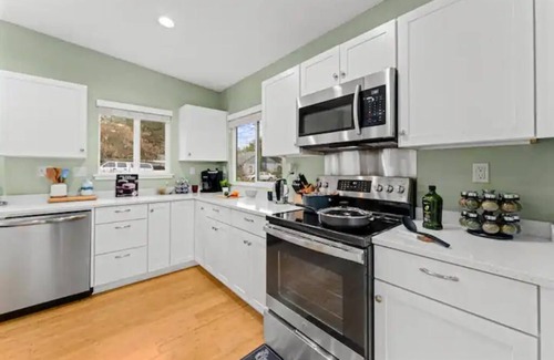 Grants Pass House | Pool/Hot Tub/75 inch TV/1000mbps/Brand New