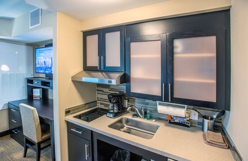 Civic Center Apartment | Pool & Hot Tub. Free Breakfast. Studio in Downtown Denver!