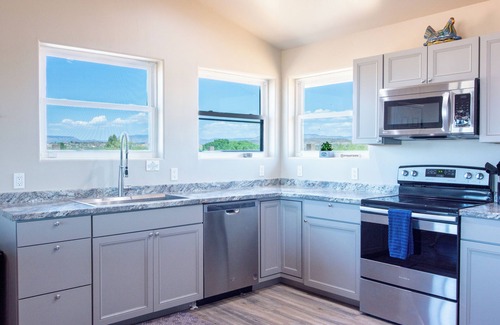Cornville House | Pool, Hot Tub, King Bed, easy access to Sedona! @Winery Ranch by StargazerSedona