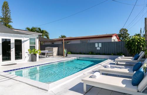 Driftwood House | Pool House 3B-2B King Bed - BBQ - EV