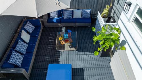 Driftwood House | Pool House 3B-2B King Bed - BBQ - EV
