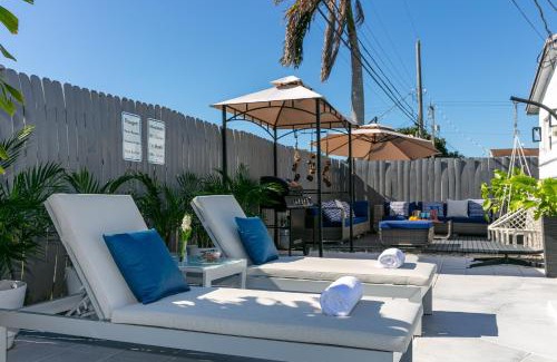 Driftwood House | Pool House 3B-2B King Bed - BBQ - EV
