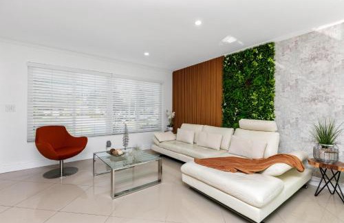 Driftwood House | Pool House 3B-2B King Bed - BBQ - EV