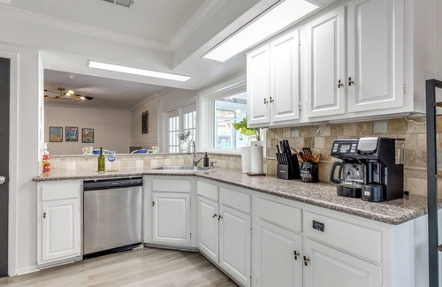 Meadows Place House | Pool House - 5-Bed- Pergola- Sunroom-Pet Friendly