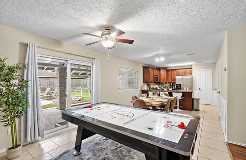 Barker House | Pool Houston Getaway | Games | WiFi | BBQ | Yard