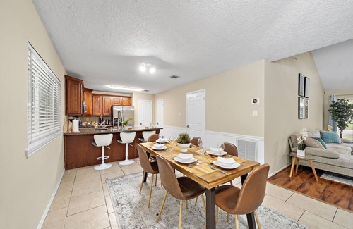Barker House | Pool Houston Getaway | Games | WiFi | BBQ | Yard
