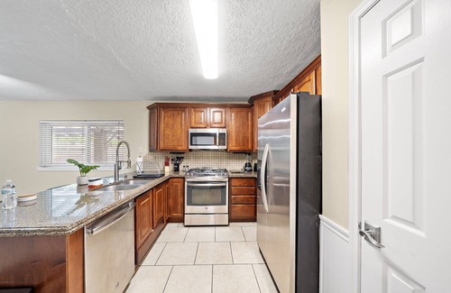 Barker House | Pool Houston Getaway | Games | WiFi | BBQ | Yard