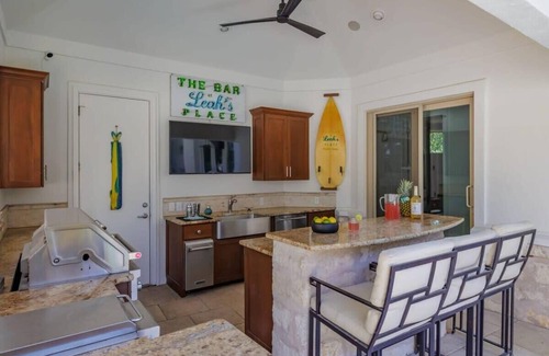 Treemont House | Pool, King Beds, Gym | The Victoria - Portoro