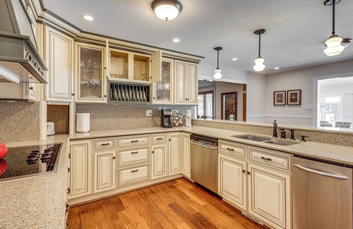 De Soto House | Pool, Lake & Patio: Sweeping De Soto Estate