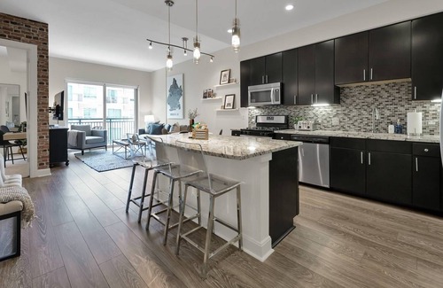 The Woodlands Apartment | Pool, Lux Apartment, Walk to Shops & Restaurants, Fitness Center, King Bed