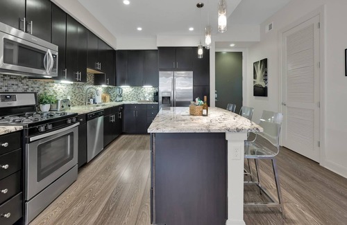 The Woodlands Apartment | Pool, Lux Apartment, Walk to Shops & Restaurants, Fitness Center, King Bed