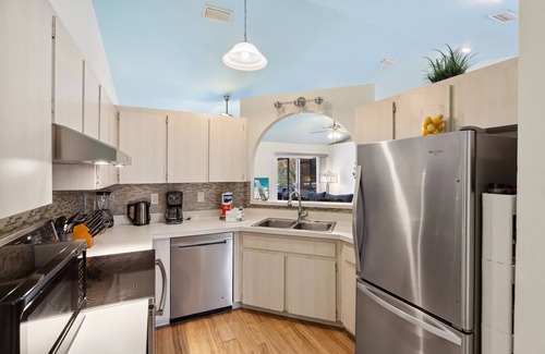 Whitfield House | Pool on the Lake, Peaceful, Close to Beaches, Restaurants, Entertainment