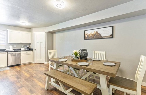 Vineyard House | Pool, pickle ball, Pet Friendly! 30+ day welcome!