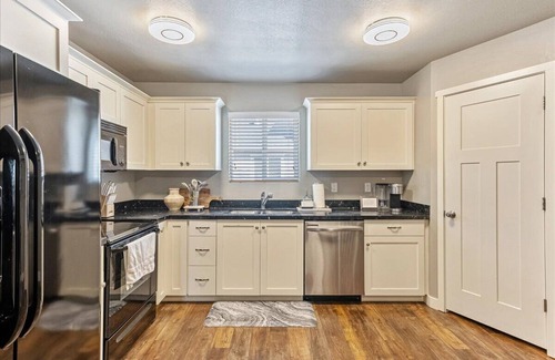 Vineyard House | Pool, pickle ball, Pet Friendly! 30+ day welcome!