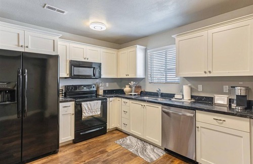 Vineyard House | Pool, pickle ball, Pet Friendly! 30+ day welcome!