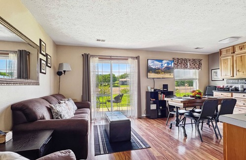 Table Rock Condo | Pool, secluded but mins to strip NO stairs Fishing