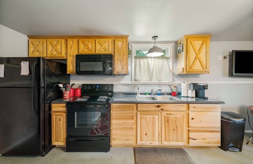 Adair House | Pool Side Guest House On Lake Hudson Near Pryor