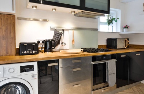 Bedford Apartment | Pool Table|High End Apartment|2 Beds|4 Guests|Wifi