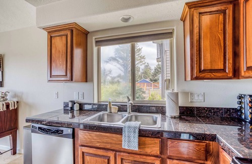 Lincoln City House | Pool Table, Hot Tub, Two Queen Suites and Double Deck in North Lincoln City!