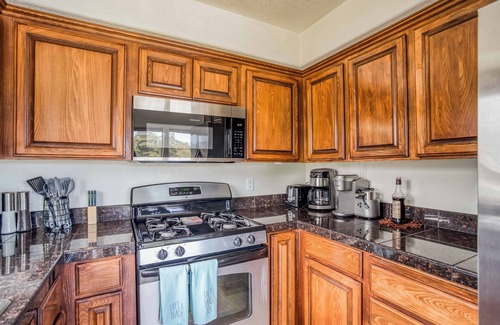 Lincoln City House | Pool Table, Hot Tub, Two Queen Suites and Double Deck in North Lincoln City!