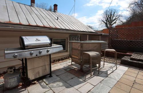 Spottswood House | Pool-Table-Hot Tub-Fire Pit