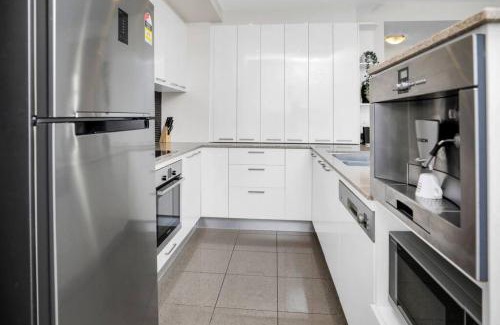 Cairns Central Business District Apartment | Pool View City Centre Apartment 202