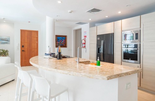 Jaco Condo | Pool-view condo with private rooftop & tub, balcony, shared pool & fast WiFi