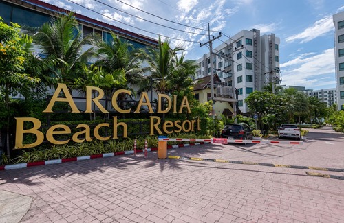 South Pattaya Condo | Pool Views De Luxe at Arcadia Beach Resort