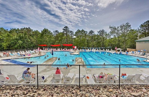 Lackawaxen House | Pools and Ski Access Lackawaxen Cottage with Deck!