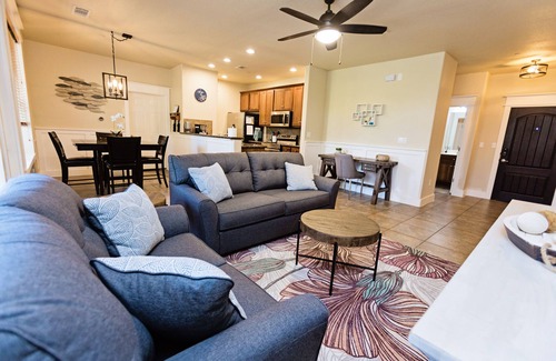 Leander Condo | Pools, lake, pickle ball, golf cart, trails, private patio, dog friendly & more!