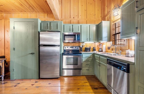 Branson Cabin | Poolside Cabin Getaway in Branson
