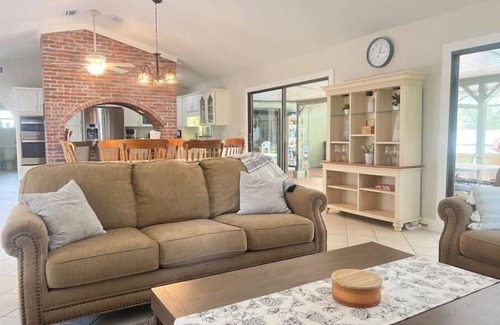Ocklawaha House | Poolside Family Retreat- Near the Springs & Ocala National Forest. Pet friendly