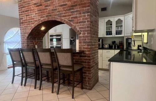 Ocklawaha House | Poolside Family Retreat- Near the Springs & Ocala National Forest. Pet friendly