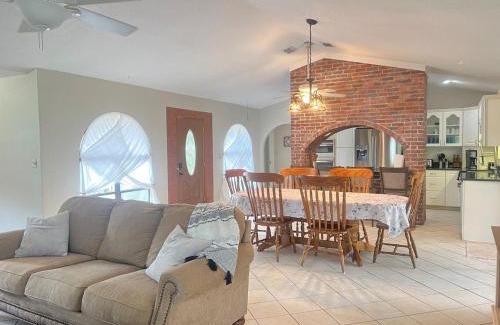 Ocklawaha House | Poolside Family Retreat-Near the Springs!