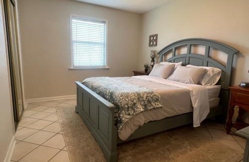 Ocklawaha House | Poolside Family Retreat-Near the Springs!