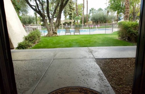 Racquet Club West Condo | Poolside Palm Springs Getaway