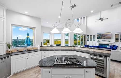 Westcliff House | Poolside Retreat | Fire Pit, Hot Tub & Sleeps 14!