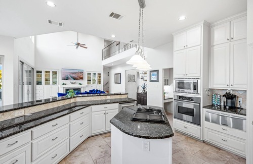 Westcliff House | Poolside Retreat | Fire Pit, Hot Tub & Sleeps 14!