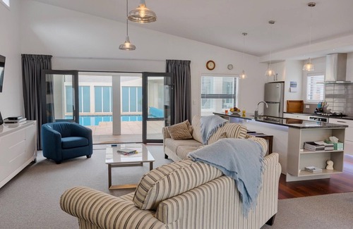 Waikawa Bay House | Poolside Retreat - Picton Holiday House (Waikawa)