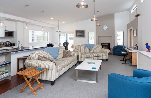 Waikawa Bay House | Poolside Retreat - Picton Holiday House (Waikawa)