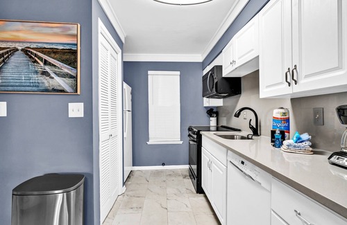 Holiday Isle Condo | Poolside Villas 104 near beach sleeps 5