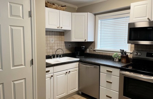 Palmetto Dunes Condo | Poolview Condo: Private Boardwalk to Beach-Indoor/Outdoor Pools-Tennis