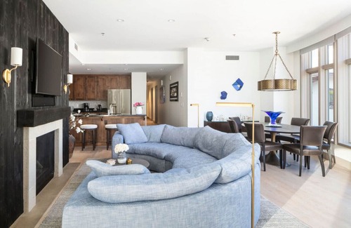 Avon Condo | Pop Art Villa Riverfront | Panorama Residence 2B