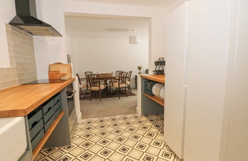 Chester Cottage | POPLAR FARM STUDIO, pet friendly, with hot tub in Aldford