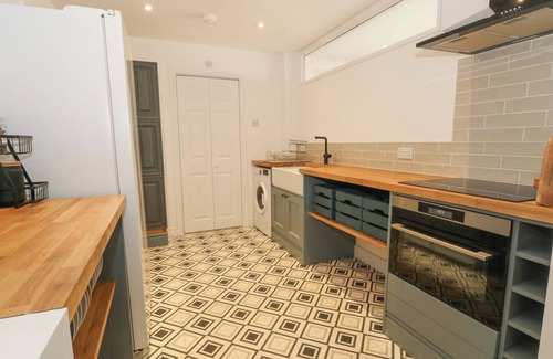 Chester Cottage | POPLAR FARM STUDIO, pet friendly, with hot tub in Aldford