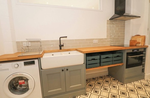 Chester Cottage | POPLAR FARM STUDIO, pet friendly, with hot tub in Aldford